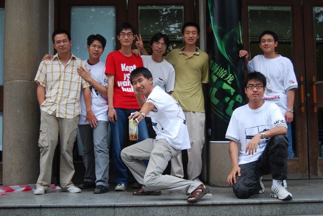 部分总部战友合影，后排左起：（对不起不记得id了），八位机，Jeffrey，宇多田光，（对不起不记得id了，但好像是位新疆的战友），brightxy，前排：（对不起都不记得id了）