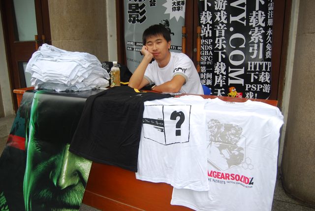 当时全程在场外摆摊的一位战友，也是论坛老人了，但id实在忘记了……