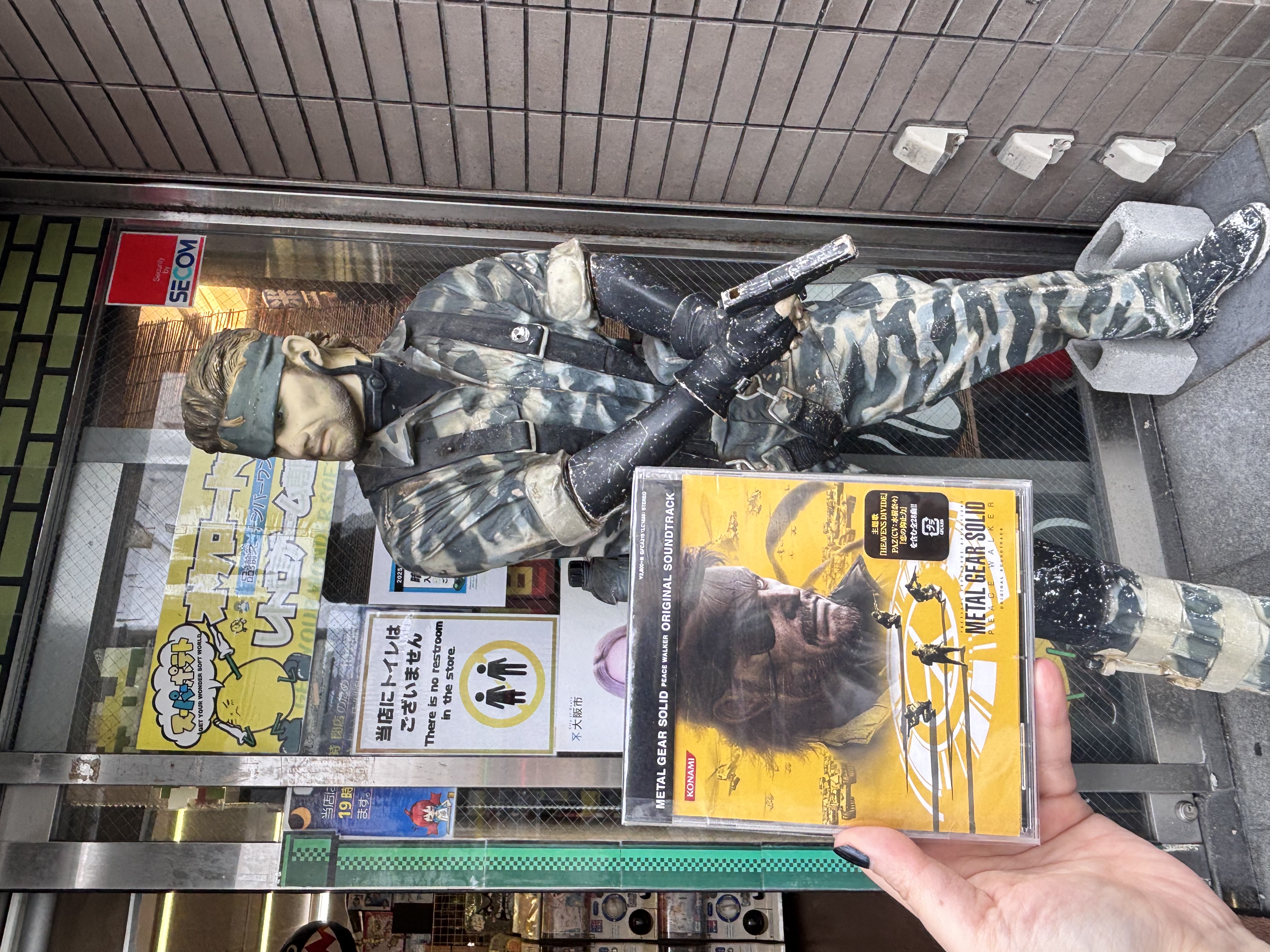 在大阪严肃购入CD！